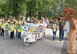 Grupa Tygrysków w transparentem podczas parady